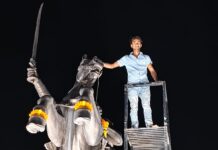 मारुती मंदिर येथील छ. शिवाजी महाराजांच्या पुतळ्याजवळ तरुणांची हुल्लडबाजी