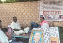 जिल्हाधिकारी कार्यालया बाहेरील तीन उपोषणकर्ते उपोषणावर ठाम