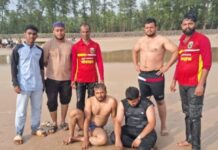 गुहागर समुद्रकिनारी बुडणाऱ्या २ पर्यटकांना जीवरक्षकांनी दिले जीवदान