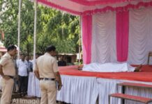 कार्यक्रमाच्या स्टेजवर आढळला प्रौढाचा मृतदेह