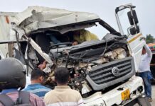 कापसाळ येथे आयशर-कंटेनरचा भीषण अपघात, चालक जखमी
