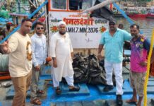 समुद्रात थरार: इंजिन बंद पडलेली ‘धनलक्ष्मी’ नौका ३ दिवसांनी किनाऱ्यावर