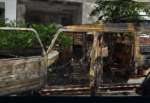आठवडा बाजारात अज्ञात इसमाने चारचाकी पेटवली