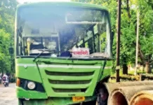 जिल्हा न्यायालयासमोर एसटीचा भीषण अपघात