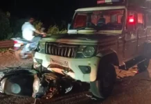भाट्ये चेक पोस्टजवळ पोलिसांच्या वाहनाला दुचाकीची धडक