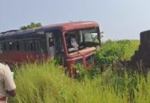 मंडणगड–वेळास एसटी बसला अपघात; तीन प्रवासी जखमी
